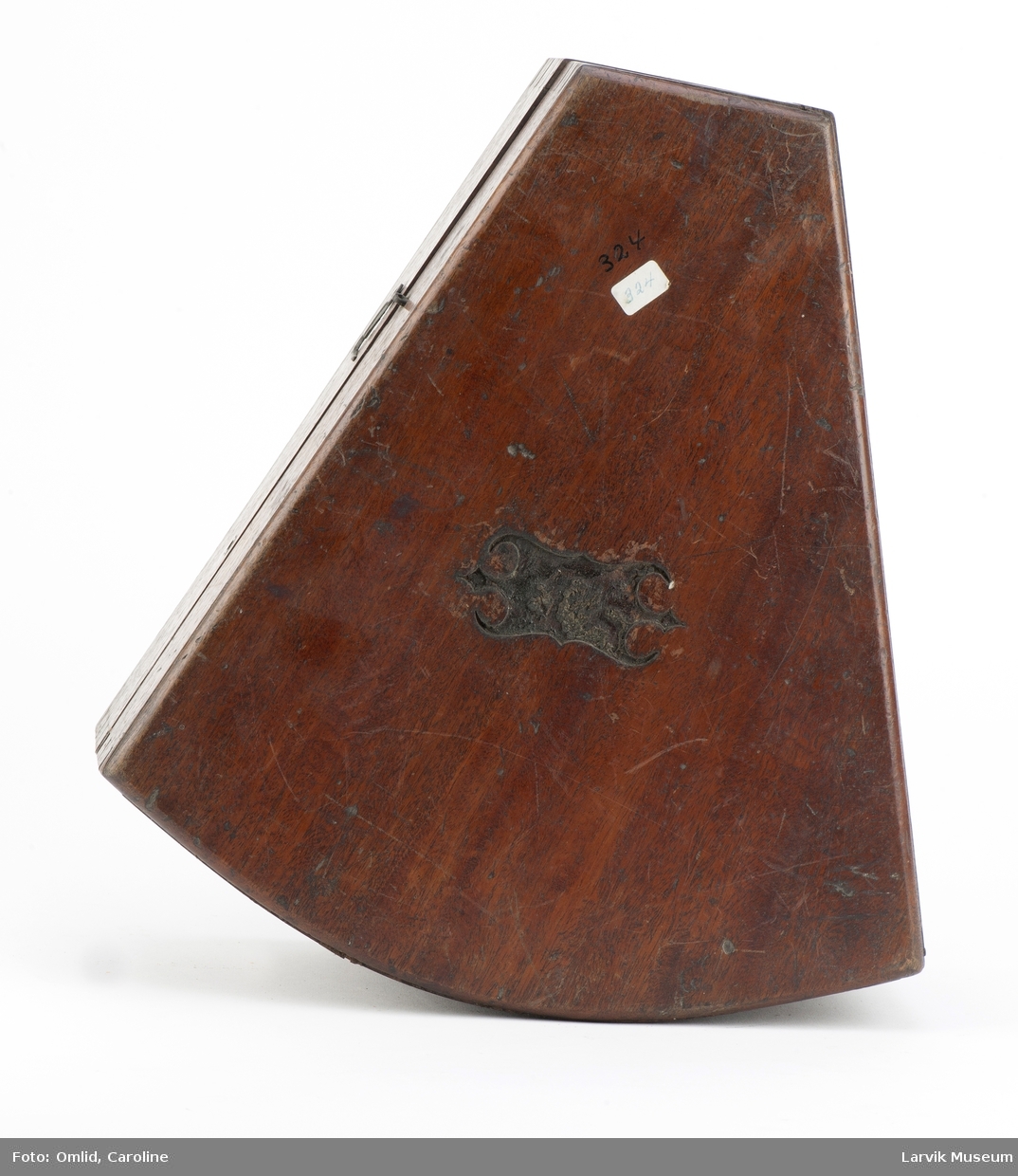 Form: rektangulær
Eldre type treoktant med trebue.
oktant i mahogny kasse
