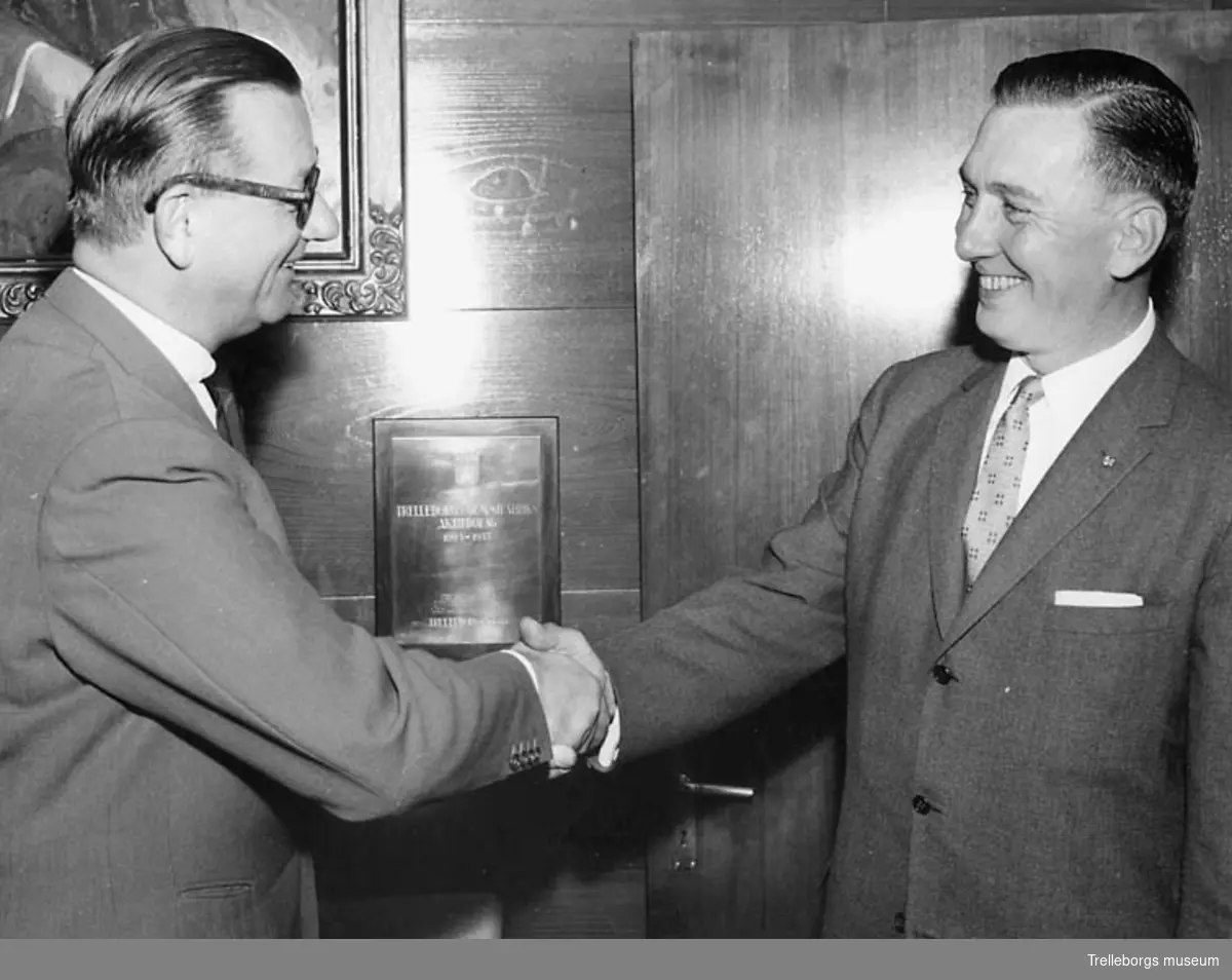 Åke Ståhlbrandt välkomnar J Ward Keener från samarbetspartnern B F Goodrich USA på besök i juni 1958.