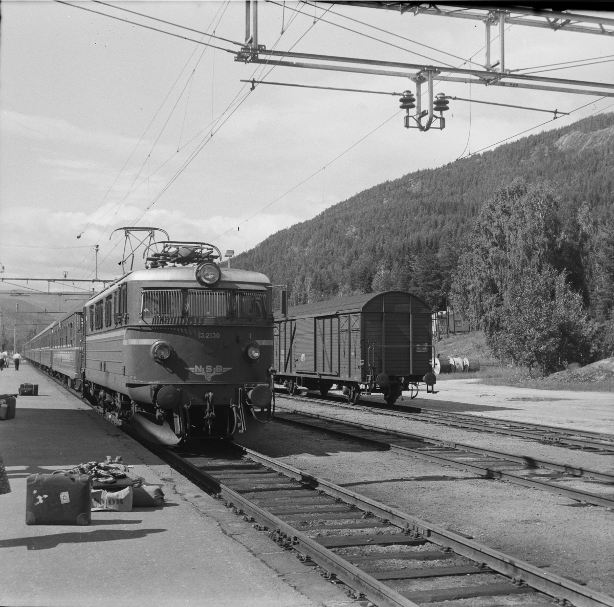 Tog fra Bergen til Oslo ankommer Nesbyen stasjon