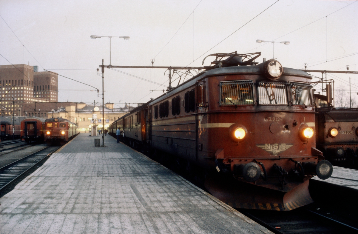 Persontog med NSB elektrisk lokomotiv El 13 2124 på Oslo Vestbanestasjon.
