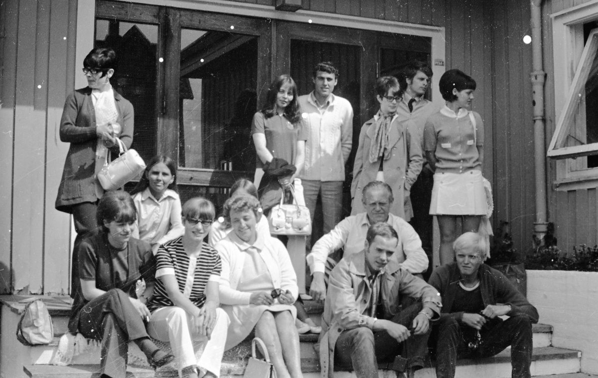 NM i turn - 1970. Del 2 av 13. Deltagere utenfor Skeisvang gjestgiveri.