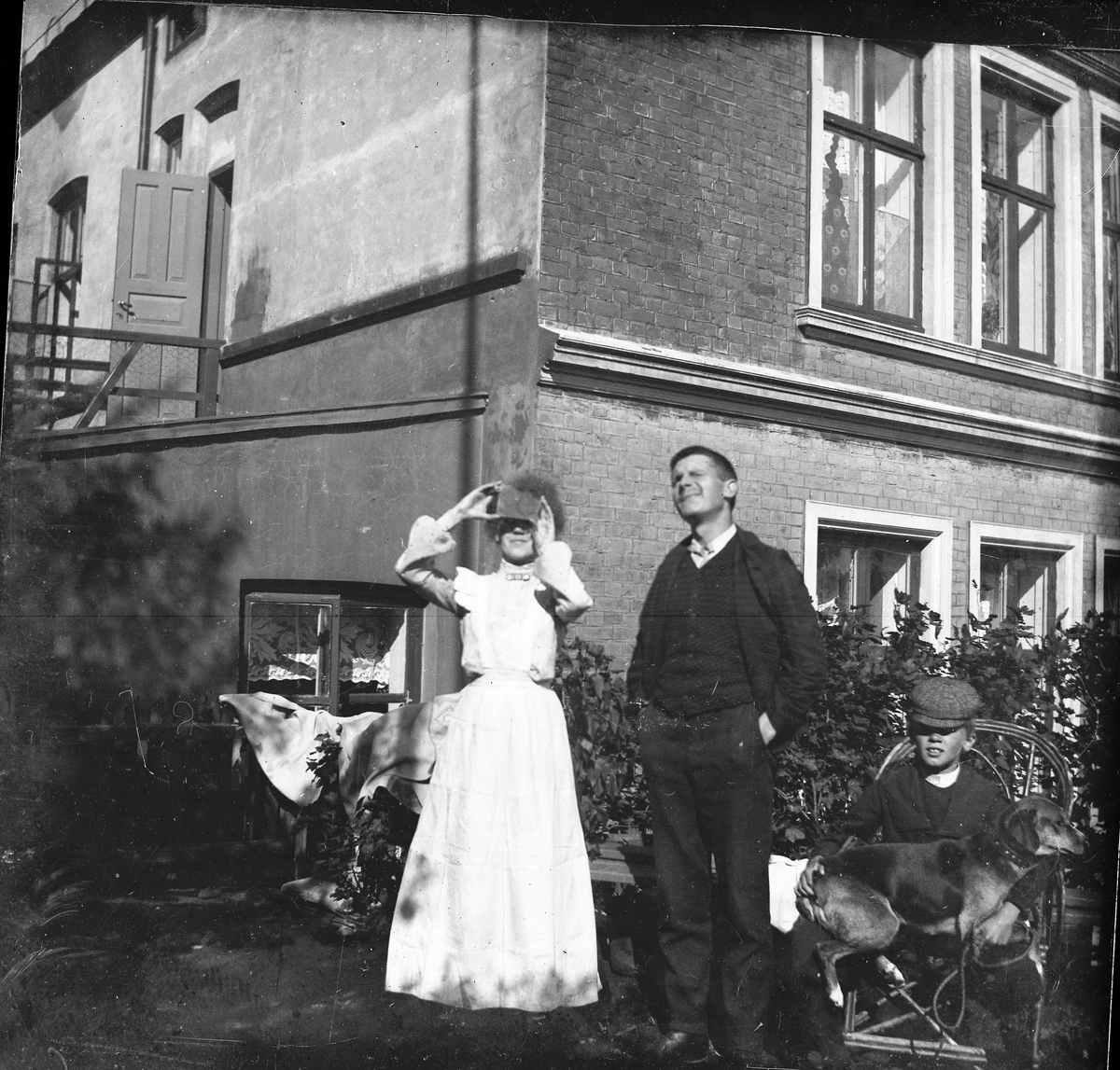 Anna, Knut og Anders Olsen utenfor hjemmet sitt på Stilnestangen?
Solformørkelse.