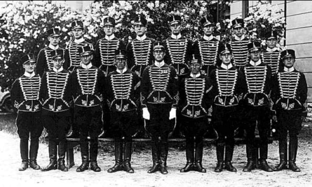 Korpralskolan vid 4.skv år 1936. Skolchef löjtn W Swedenborg. Under tiden 1905 - 1941 ansvarade varje skvadron för sin rekrytering av stammanskap och organiserade årligen en skola för volontärrekryter och en för korpralselever. Furirsutbildningen bedrevs i en för regementet gemensam skola.
