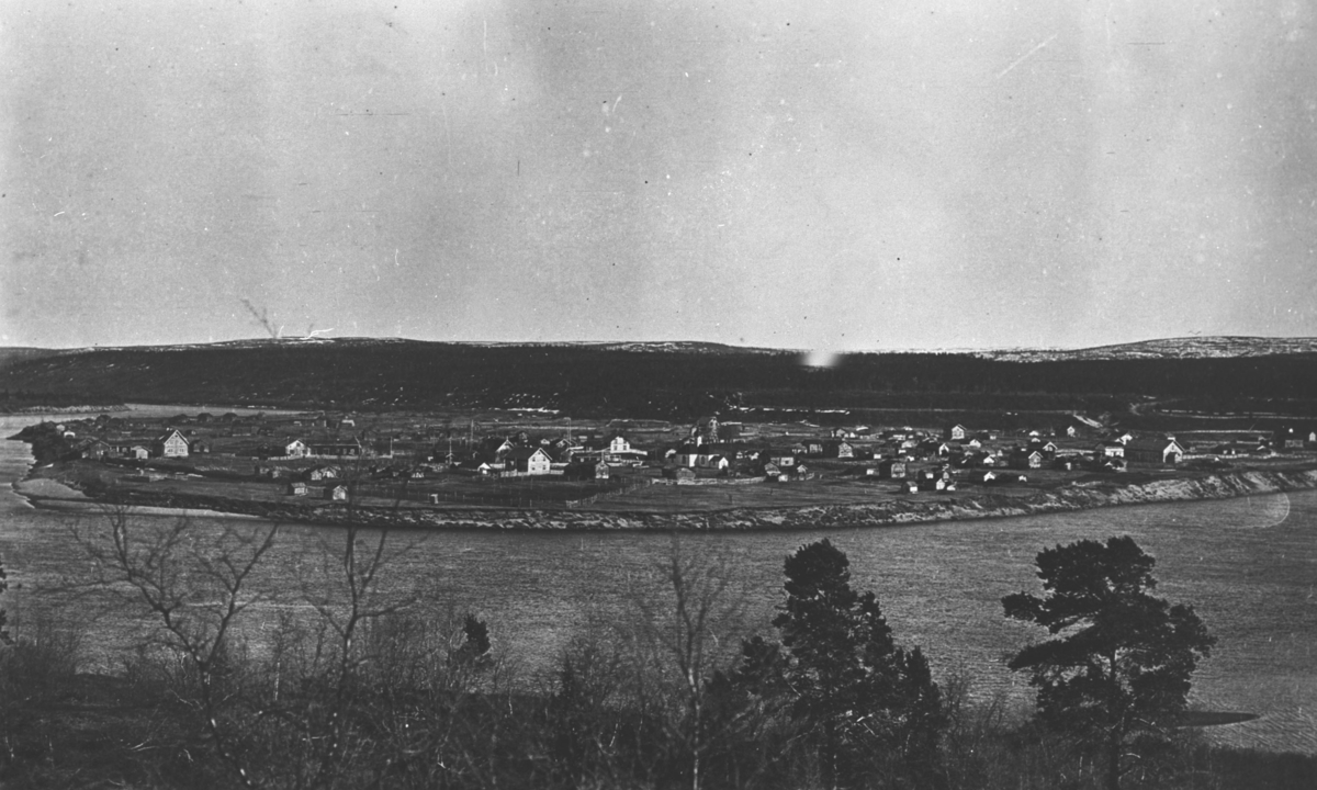 Et landskapsbilde fra Karasjok fotografert fra venstre side av elvaen. Bildet er tatt tidlig i våren 1925 ca.