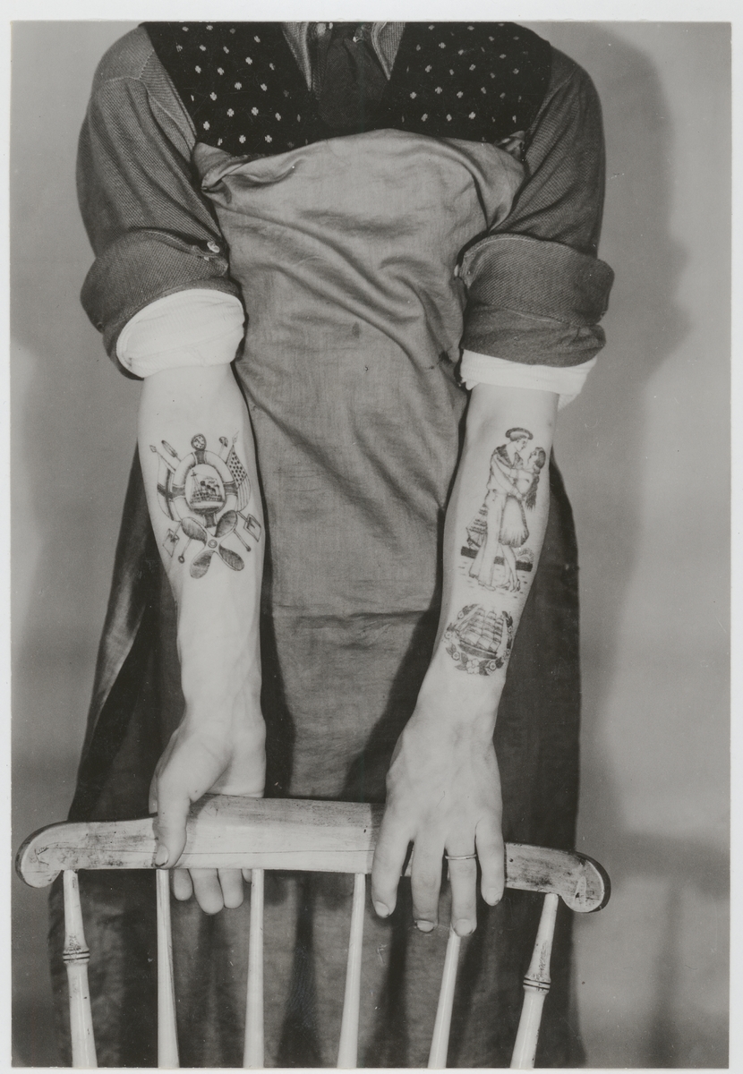 Tatueringsbilder.

Eldare Erik Kron.

Elektrisk nålarbete, utfört av Carl Gustafsson ("Tatueringskalle"), Göteborg, 1927.