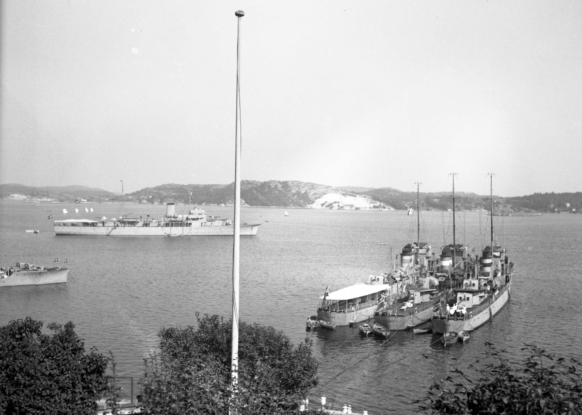 Flåtebesøk - marinefartøy fotografert fra Lyng Olsens veranda. 1939
Norsk flåtebesøk. Fra høyre i bildet sees jagerene Æger, Sleipner og Gyller samt mineleggeren Olav Tryggvason. I venstre billedkant sees forskipet til to torpedobåter av Stor-klassen.