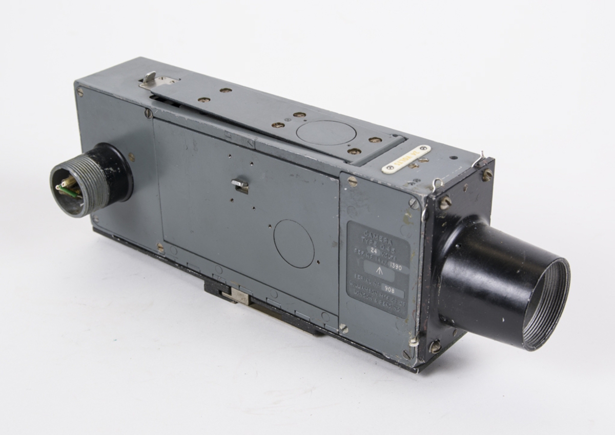 Kulsprutekamera KKA 11.Typ G45. Kamerakropp; 24Volt, 14A / 1390. Kassett; 14A/ 1393. På Kameran sitter en avbruten Kabel. Kameran är märkt F18 G.