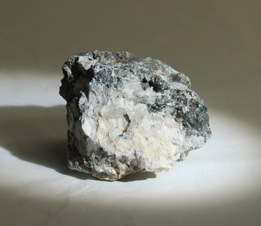 Mye kalkspat med blyglans og sekundærminderler både av bly og kobber.