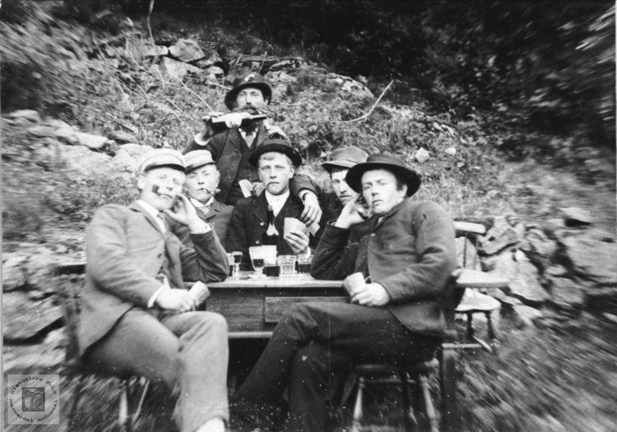 6 manns øl lag, kort-lag. Tobias Fjellestad, Laudal er avbildet.