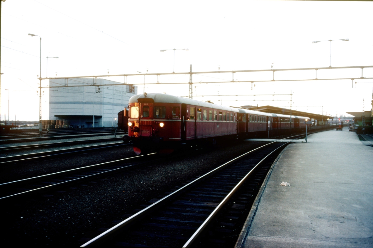 Tog fra Steinkjer har ankommet Trondheim sent om kvelden, og kjører opp til lokomotivstallen Marienborg. Motorvognsett type 86.
