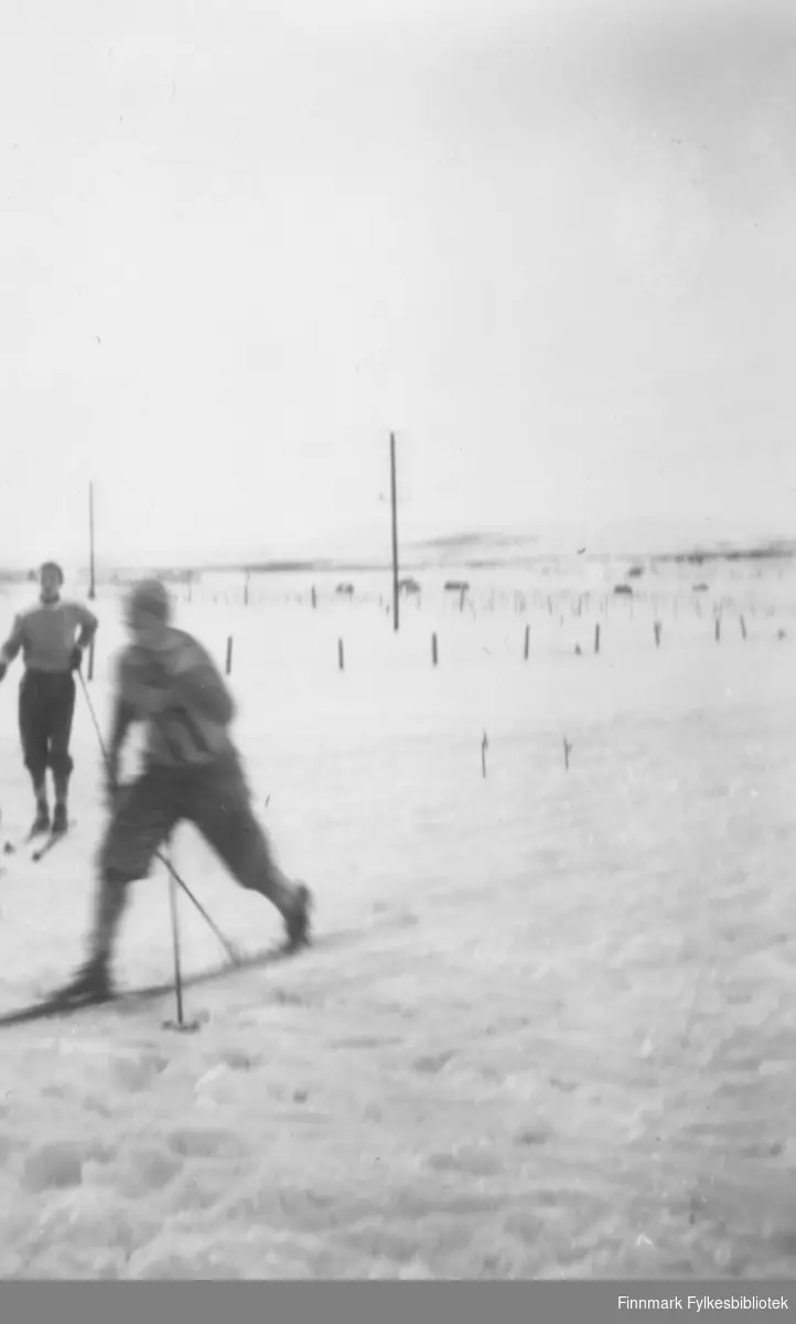Bedriftsstafettløp på ski i Vadsø ca. 1950-1952. En ukjent løper passerer kamera