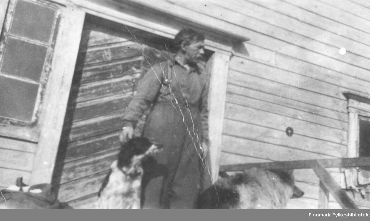 Håkon Ebeltoft fotografert på en trapp sammen med to hunder, ca. 1945-1946