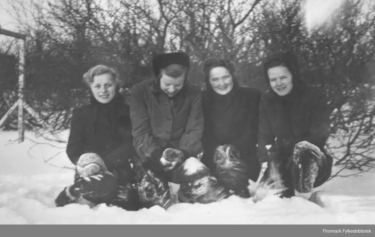 Fire jenter i snøen. Fra venstre: Johanne Methi, Alma Seppelæ, Martha Mietinen og Solveig Simble