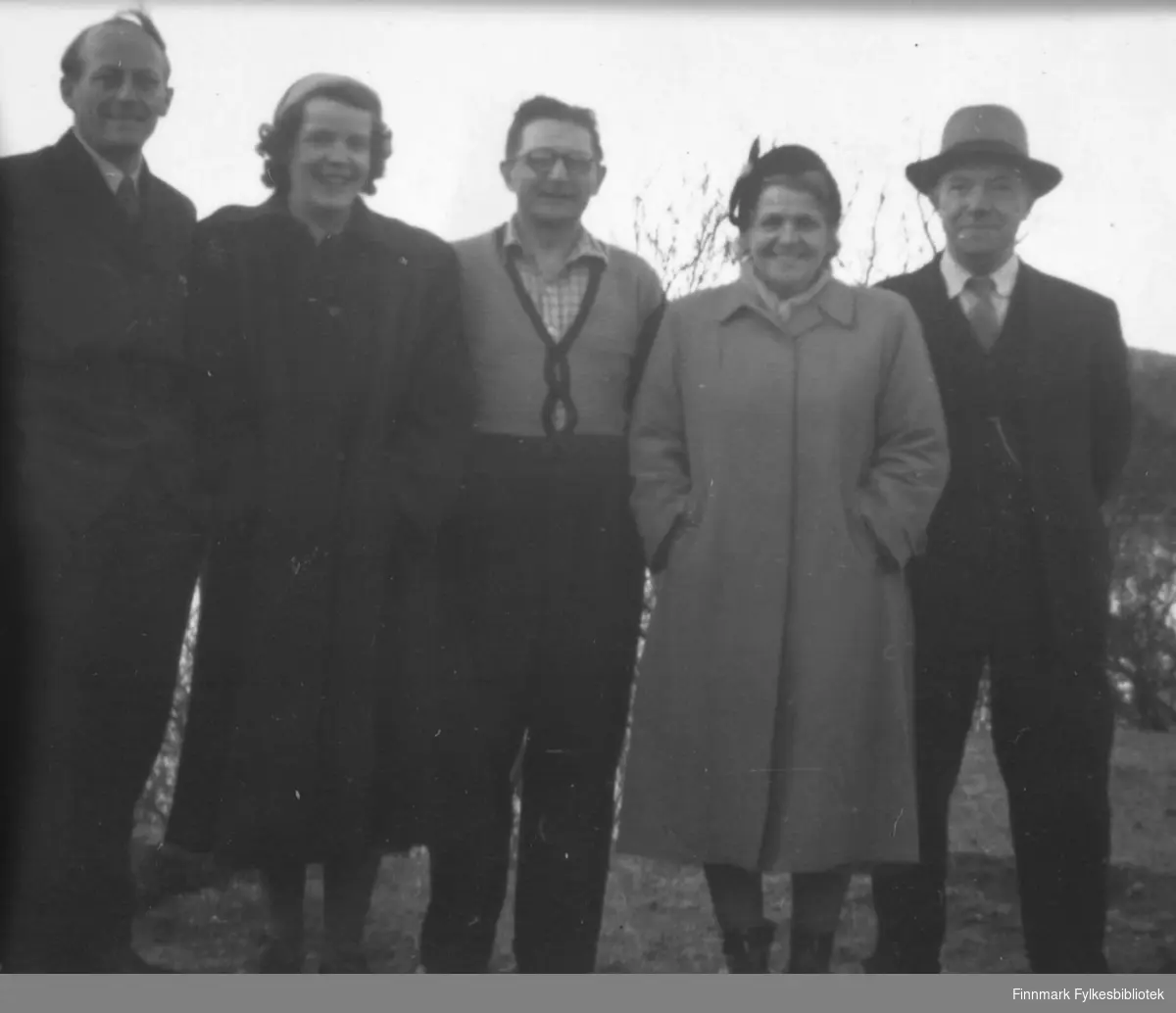 På søndagsbesøk hos Aleksandersen i Tana, 1950-1955. Fra venstre: Fritz og Ragnhild Ebeltoft, Aleksandersen (ukjent fornavn), Svanhild og Halfdan Kvam