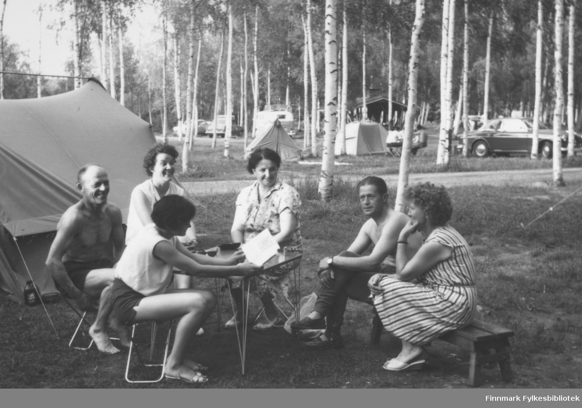På ferie i Finland, Rovaniemi?, i 1959. Fra venstre: Alf Rushfeldt, Ragnhild Ebeltoft, Gudrun og Thoralf Hoftaniska og Gudrun Hoftaniska. Jenta som sitter i forgrunnen er Torill Ebeltoft
