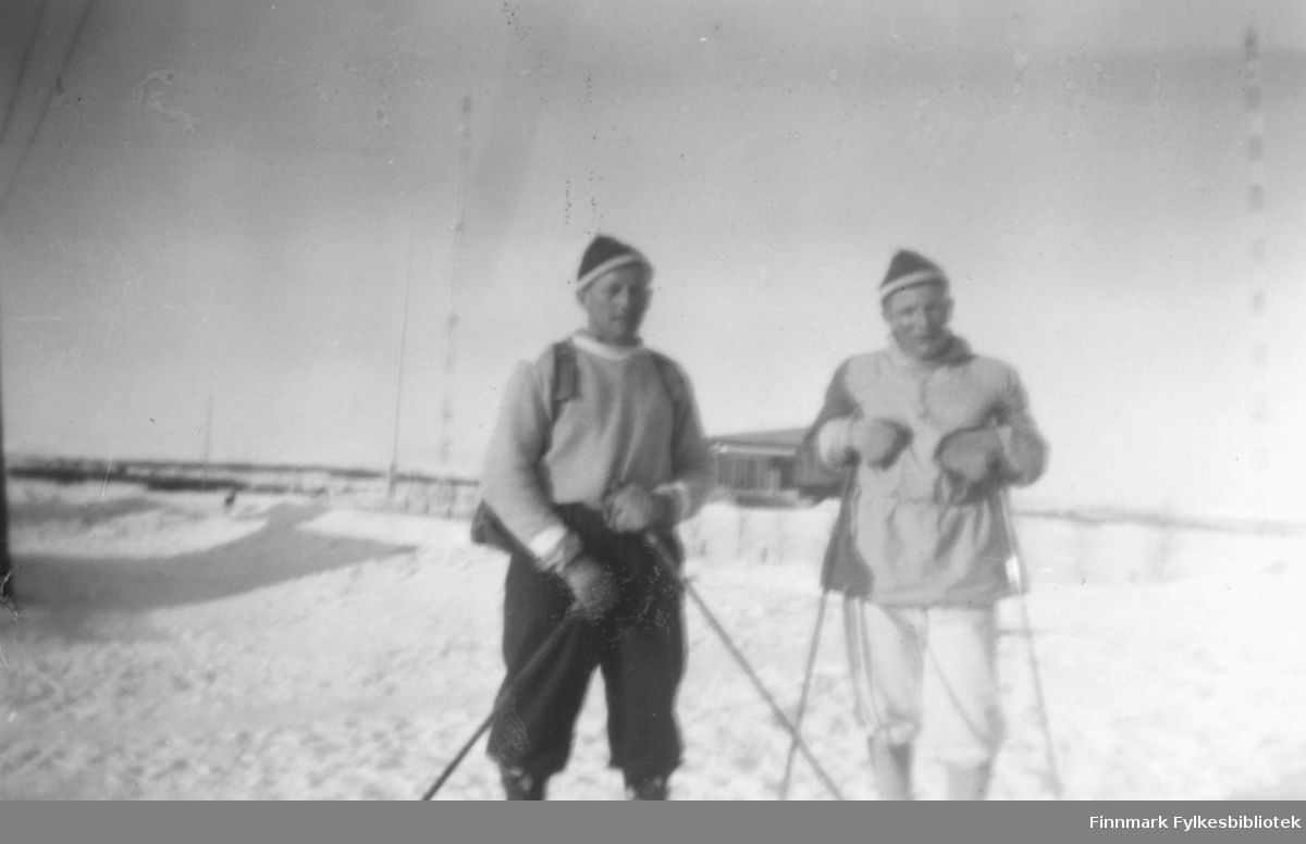 På ski. Fra venstre Fritz Ebeltoft og Ragnar Johansen. I bakgrunnen ser vi radiomastene i Vadsø