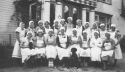 Klassebilde fra Finnmark husmorskole i Kåfjord, Alta. Husmor