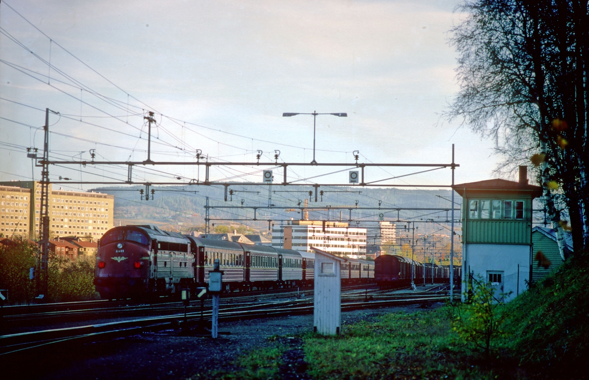 Marienborg stasjon med stillverk. Ekspresstog 44 Trondheim - Oslo passerer med hjelpelokomotiv type Di 3. På grunn av strømutkobling ble togene denne dagen kjørt med diesellok foran og bak mellom Trondheim og Heimdal.