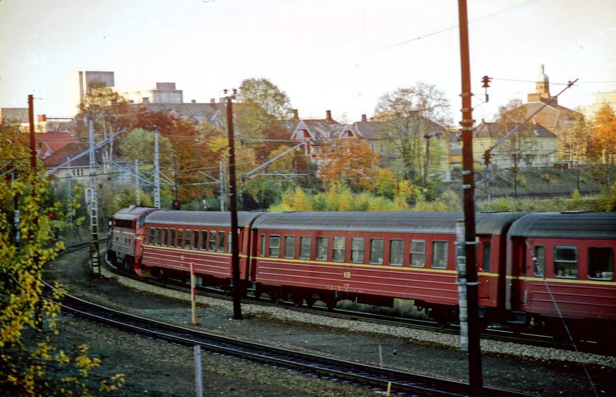 Marienborg stasjon. Ekspresstog 44 Trondheim - Oslo passerer med hjelpelokomotiv type Di 3. På grunn av strømutkobling ble togene denne dagen kjørt med diesellok foran og bak mellom Trondheim og Heimdal.
