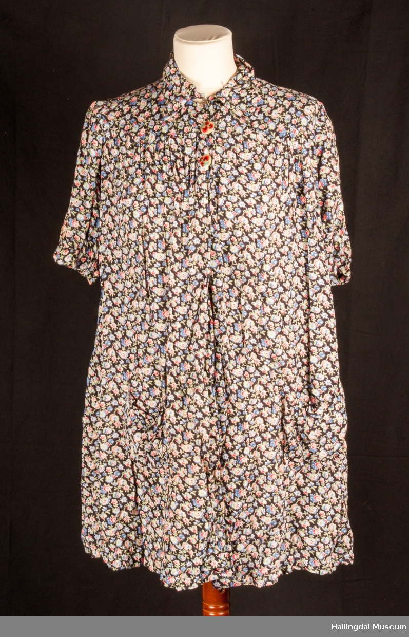 Gry, barnebarnet til Ragna Løvviken har gitt kjolen til museet
bærestykke, 3 knapper på overdel, 2 lommer og krage.  Ser ut som et omstendighetsplagg