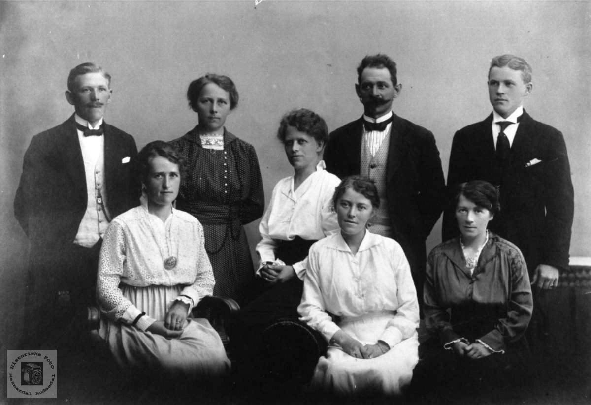 Familiegruppe søstrene Sigvaldsen Skaar
