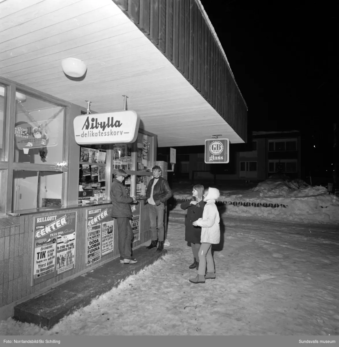 Bildserie från ett reportage i Expressen om ungdomar i Hassela. Ungdomsgård, fik, kiosk, jukebox.