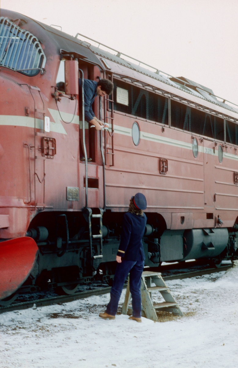 Togekspeditøren på Brekkvasselv stasjon overleverer ordre til lokomotivføreren i et godstog.