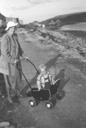 Farmor Olga Jacobsen på tur med barnebarnet Arne i barnevogn
