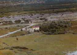 Flyfoto av det østligste huset i Andersby, Vadsø, 1963.