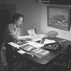 Aase Jacobsen sitter ved spisebordet hjemme i Storvannsveien