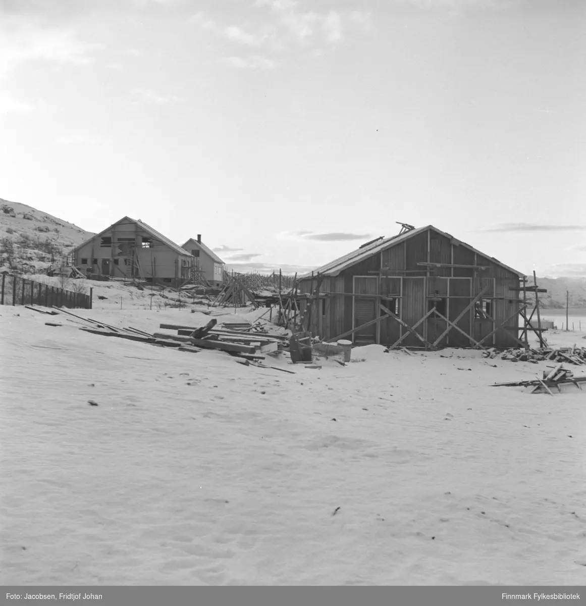 To hus bygges i Rypefjord etter andre verdenskrig. Huset til høyre tilhørte Statens vegvesen, til venstre for dette ligger huset til Ranveig og Bjarne Berg. Bakom ligger huset til lærerinne Anna Andersen