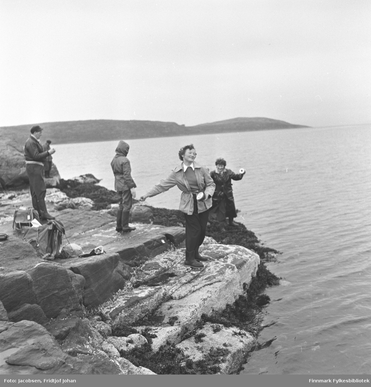 En gruppe på fisketur. Han med lua til venstre er Tor Todal, gutten foran ham med hetta på er sannsynligvis Arne Jacobsen. Jentene fisker med kasteboks