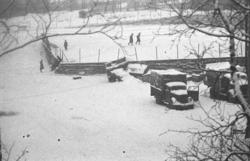 Bildet kan være tatt i Tromsø vinteren. Det står to lastebil