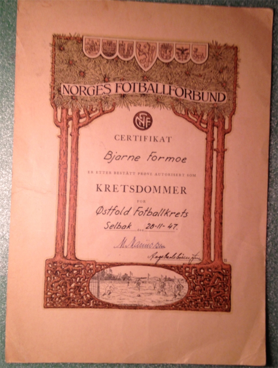 Diplom, "Certifikat", Bjarne Formoe beståttprøve som autorisert kretsdommer i Østfold Fotballkrets, Selbak 28.11.1947.