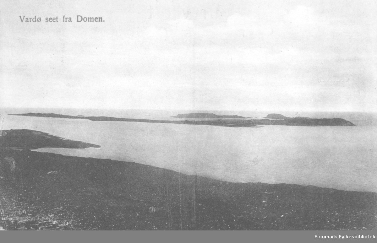Postkort fra Vardø. På fotografiet ser man over fra Domen til Vardø