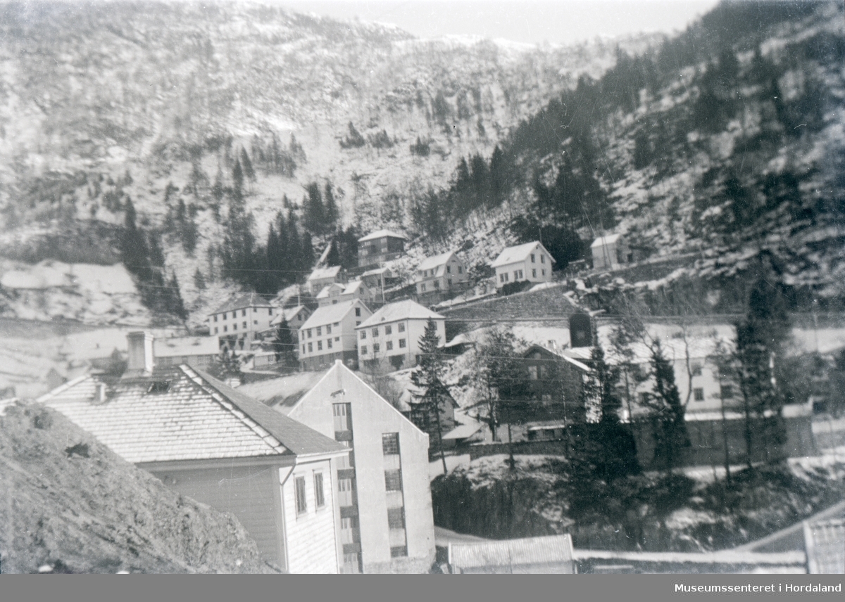 Salhus, Bergen med Salhus Tricotagefabrik og gamleheimen til fabrikken, "Kveldheim".