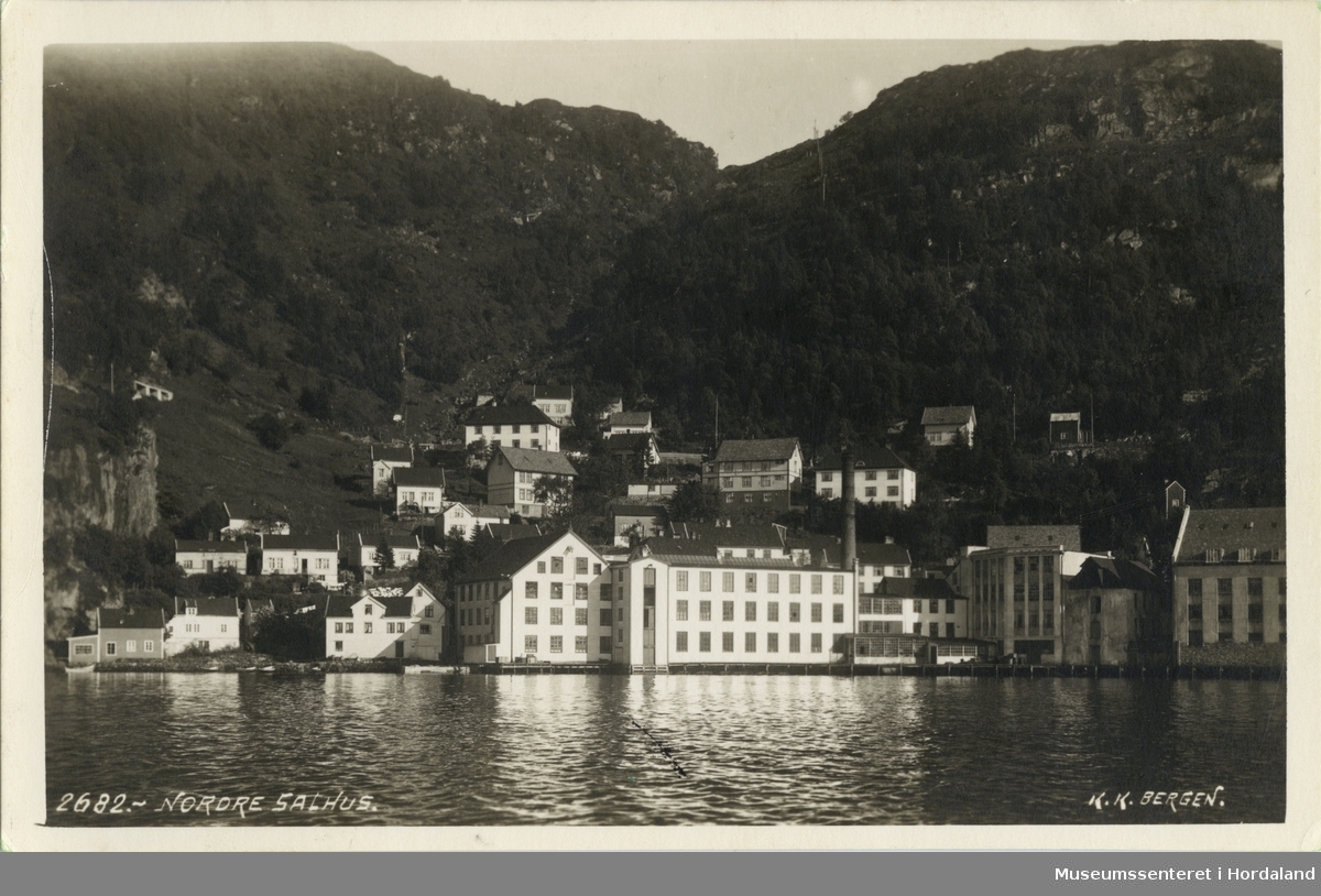 Postkort frå Salhus, Bergen. Salhus Tricotagefabrik sett frå sjøen.
