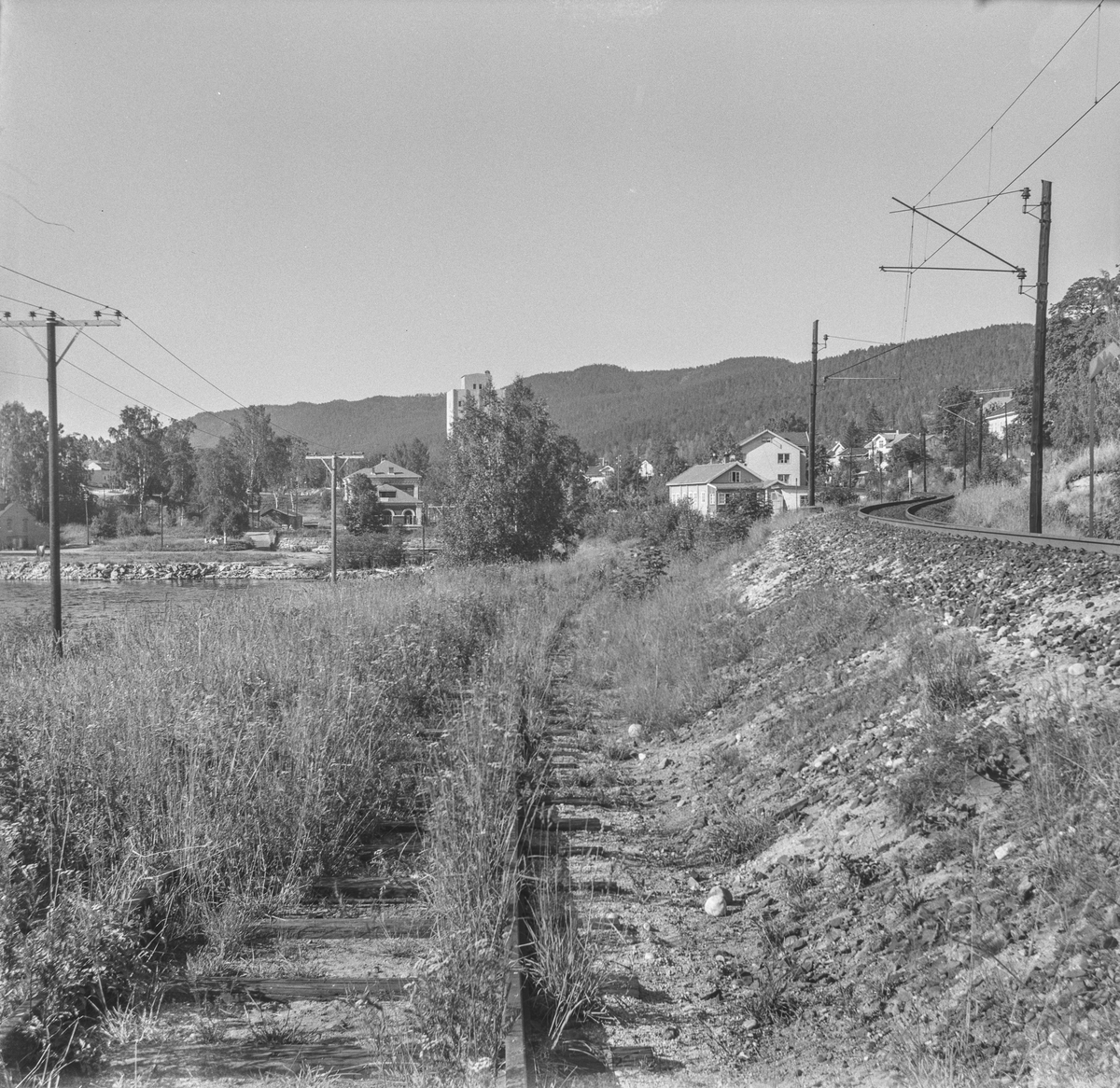 Sporet til Kongsberg gamle stasjon. Kongsberg fikk ny stasjon i 1917 i forbindelse med byggingen av Sørlandsbanen, og linjen ble lagt om, utenom den opprinnelige stasjonen.
