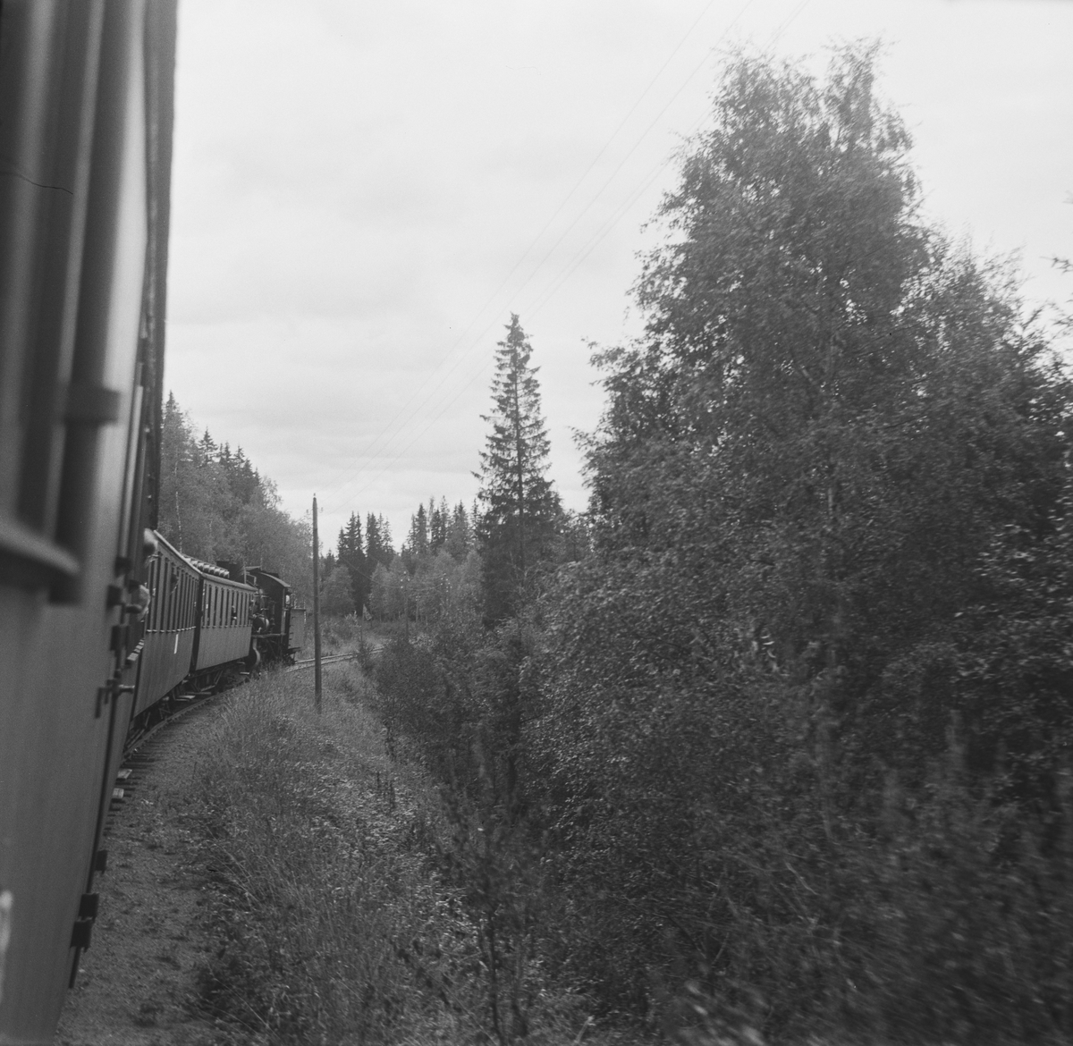 Langs Skreiabanen mellom Bøverbru og Kolbu stasjoner. Utsikt fra kupevinduet ombord i A/L Hølandsbanens veterantog fra Eina til Skreia.