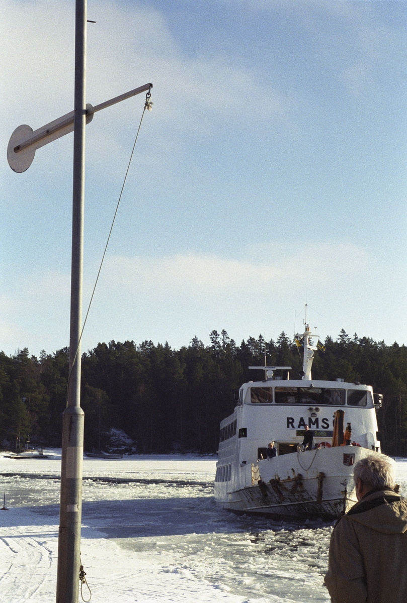 RAMSÖ på ingång till Ingmarsö sö. brygga.
Skärgårdsprojektet 2003-2004
Fotodatum 9 mars 2004