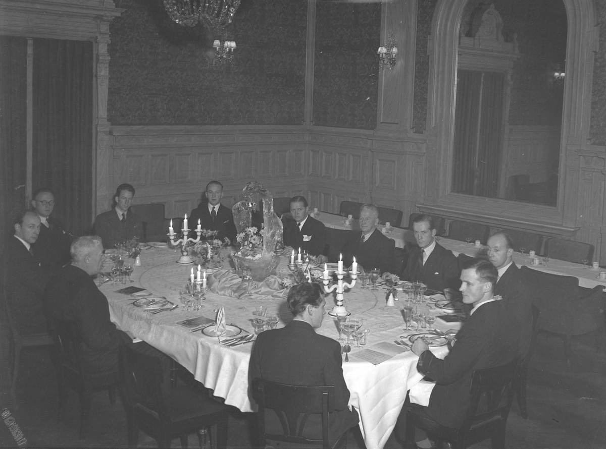 Herrer rundt bord, borddekking ved kelnerlærlinger i Britannia