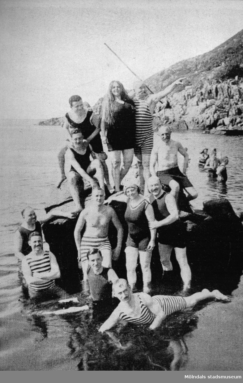 Badklädda personer poserar ståendes på något i vattnet, troligtvis vid Stenungsön, cirka 1930.