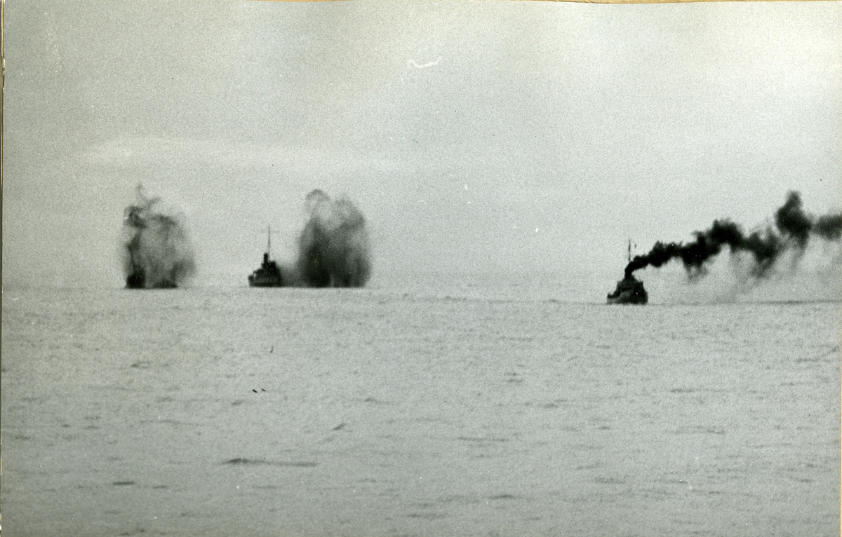 Skjutning från kryssaren Tre Kronor på torpedkryssaren Örnen.