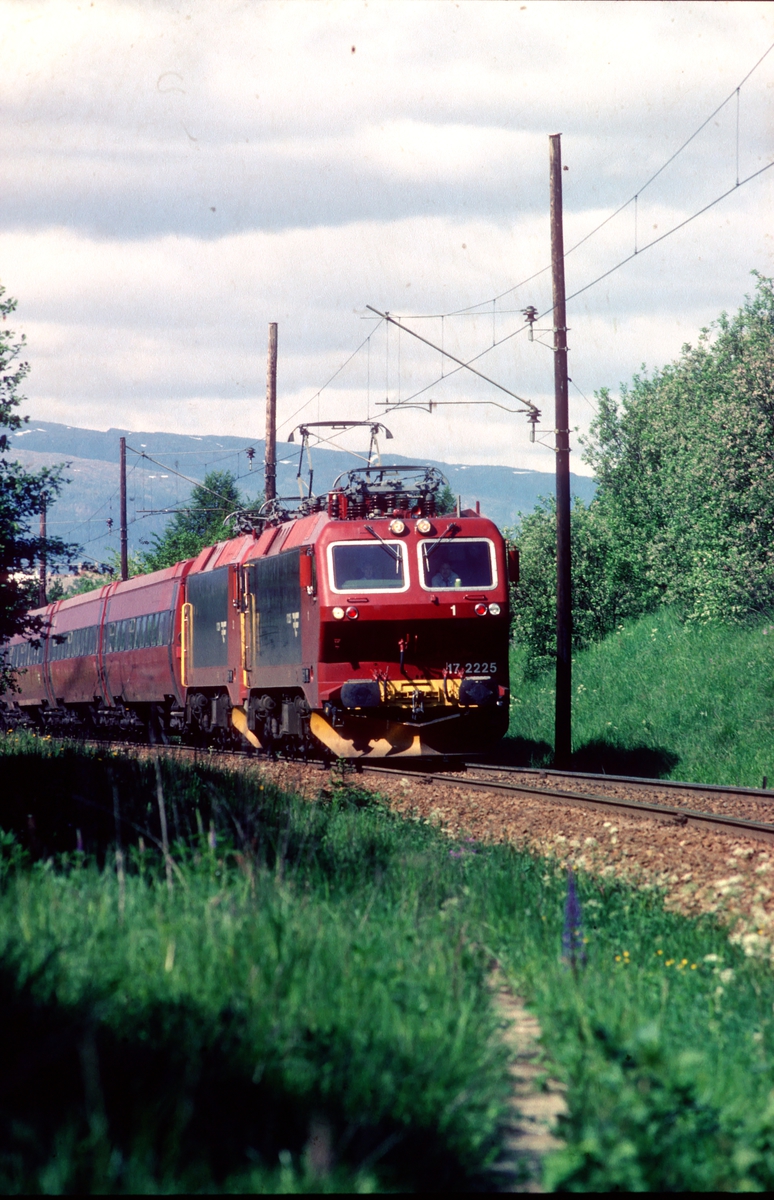 Ekspresstog 44 Trondheim - Oslo ved Stavne med to lokomotiver type El 17 og vogner type 7.