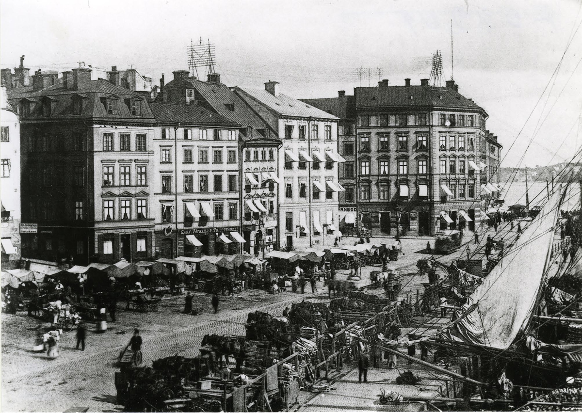 Stockholm, Kornhamnstorg - mitten av 1890-talet.
Strömmingsjakterna och fisksumparna kunde ha mindre partier ved i lasten. Men utrymmet på torget var begränsat och veden torde ha fått lastats i hästforor direkt.
På 1900-talet lossades praktiskt taget all ved vid Strandvägen och Nybron.