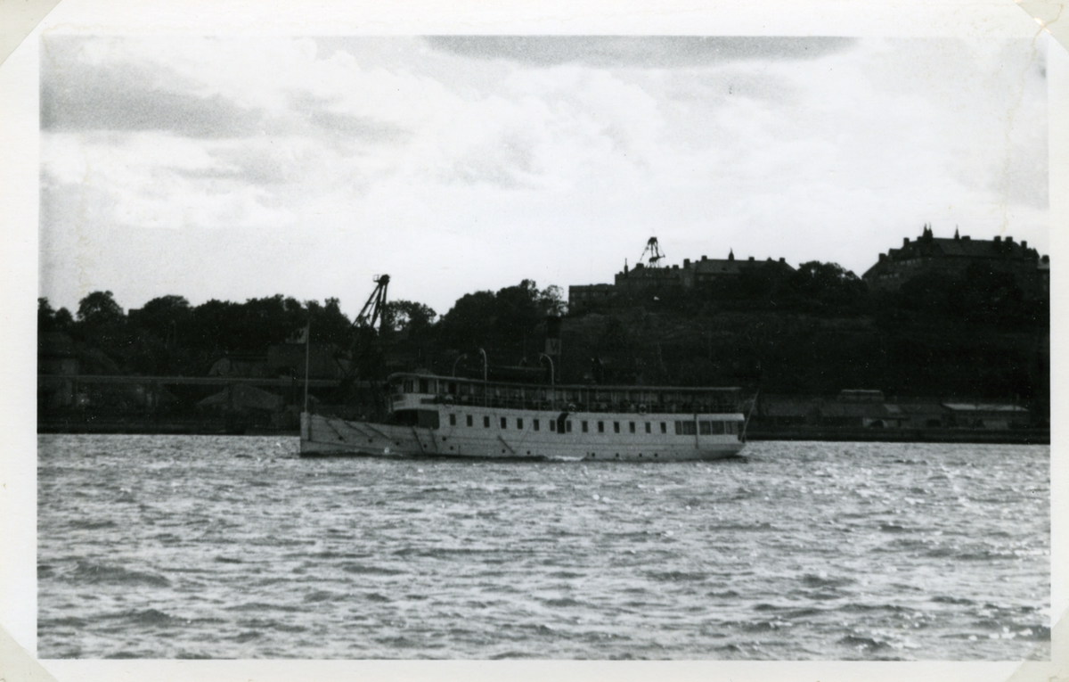 Fartyget på utgående, passerar Tegelviken, juli 1950.