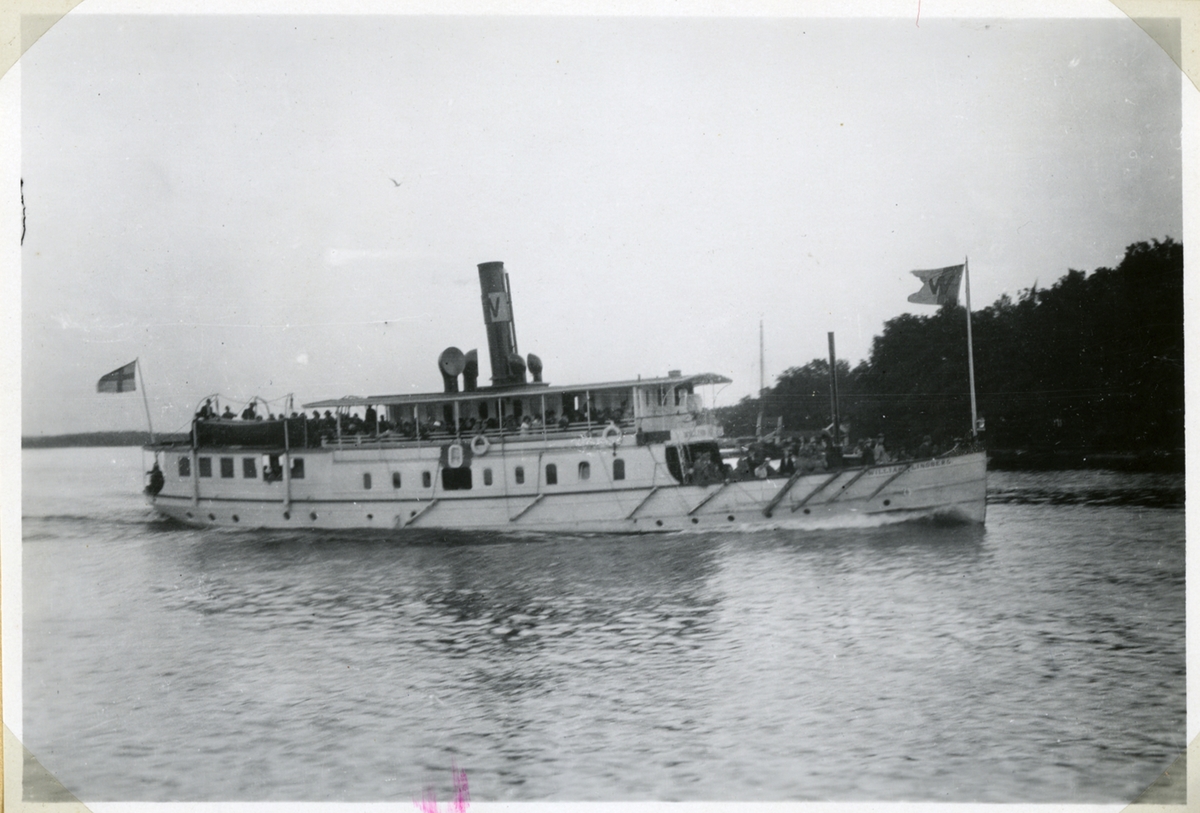 Foto sommaren 1924. Fartyget på ingående mot Stockholm och skall snart gå in i Granholmshålet som sundet mellan Granholmarna kallas.