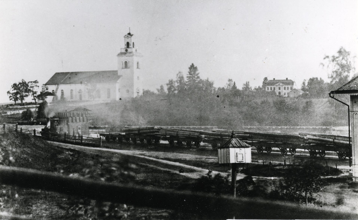 Forsa. Sjöstationen, loket till vänster och kyrkan i bakgrunden. Bilden från 1860.