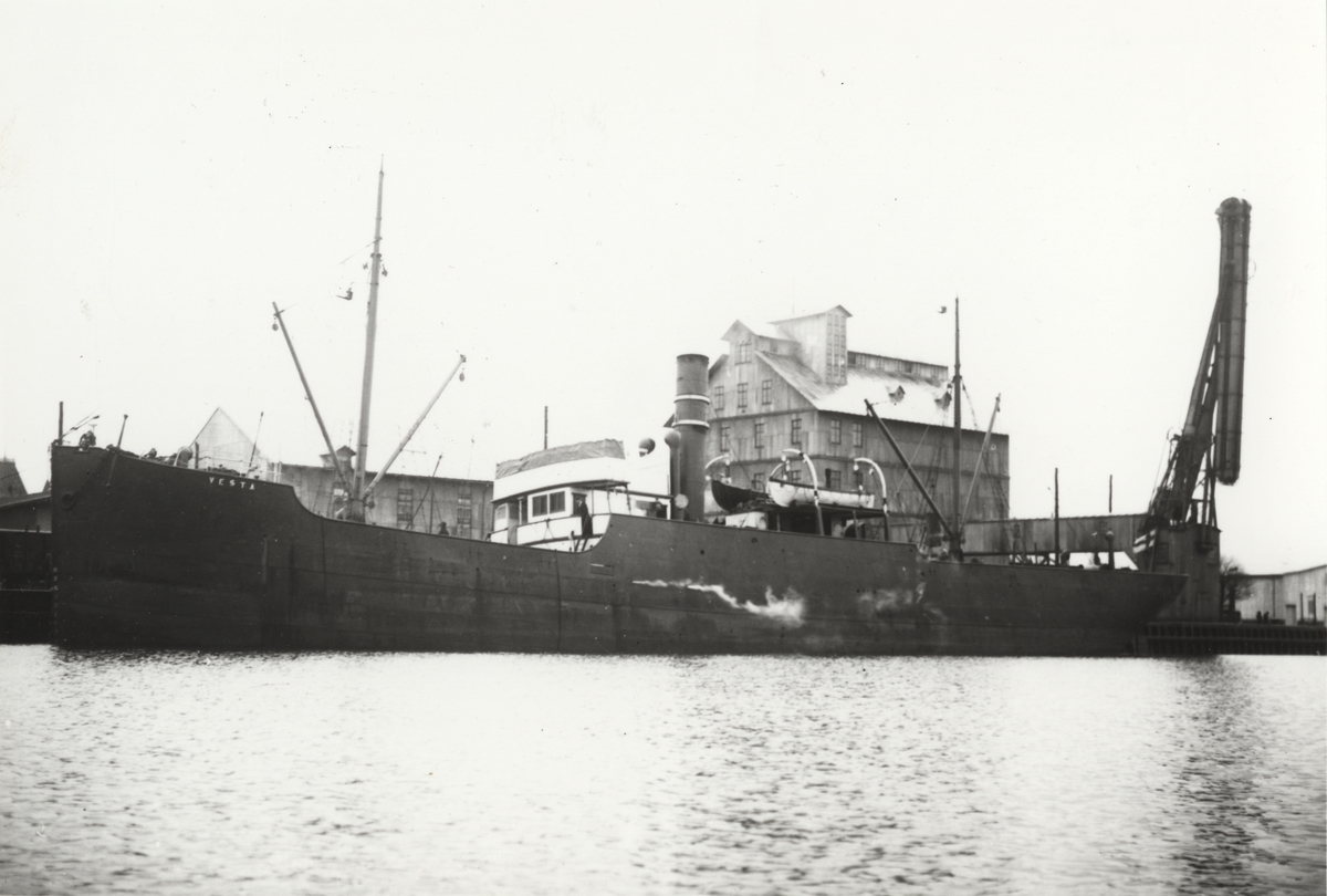 Lastångfartyget "VESTA" av Helsingfors, i Åhus hamn den 22 december 1918.