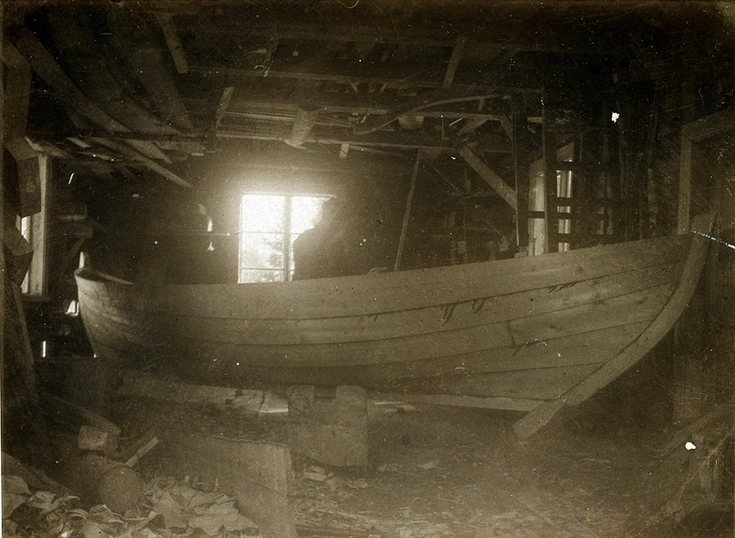 Jonas Pettersson bygger en färdbåt för persontrafik mellan Lungön och Härnösand  omkring 1927 för kommunens räkning. Fotot gåva av E.V. Pettersson, Lungön 1952.